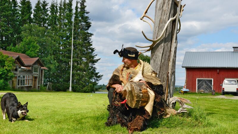 Un sami local avec son chien