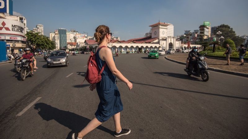 Saigon Traffic - How to cross a street in Vietnam ?