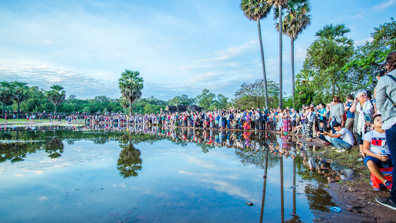 Angkor Wat guide crowds