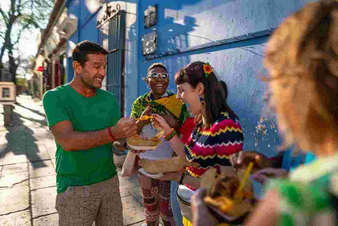 Travellers eating streetfood in Mexico