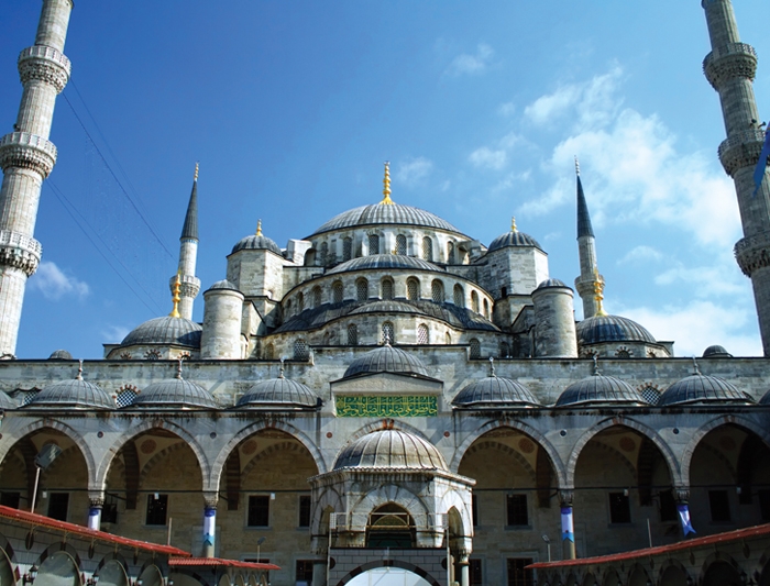 Premium Photo  Istanbul, turkey - september 08, 2014: the grand bazaar is  one of the largest and oldest covered markets in the world on september 08,  2014 in istanbul, turkey.